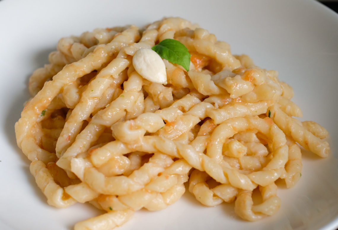 Sisilialainen valkosipulipasta, pasta cu l'agghia