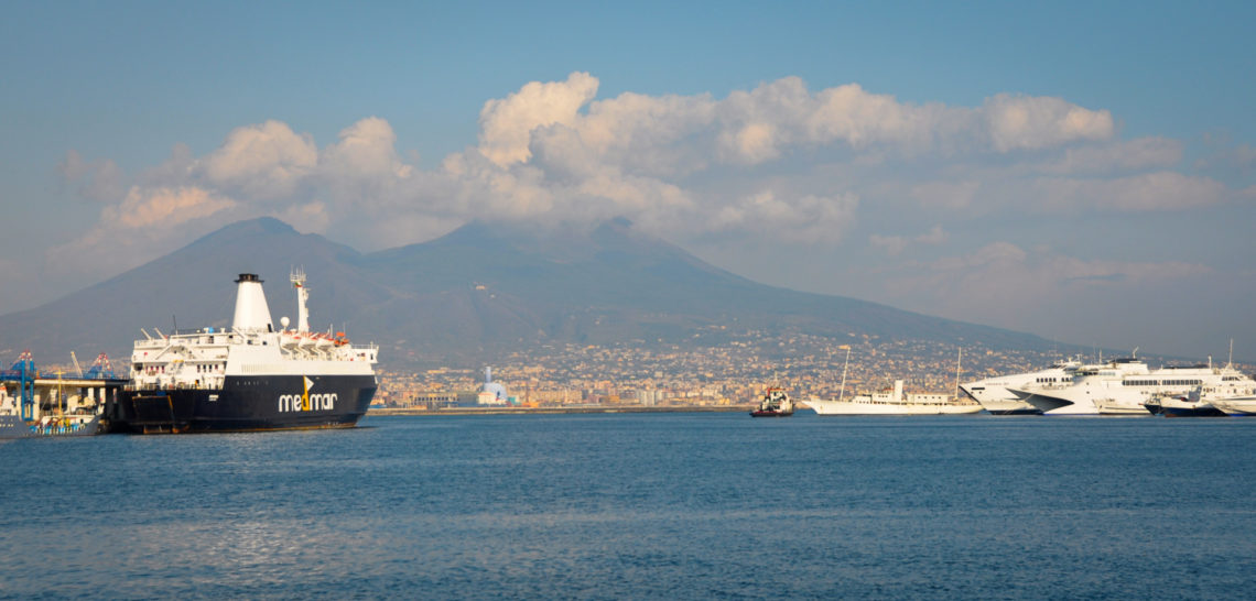 Napoli ja Vesuvius mereltä
