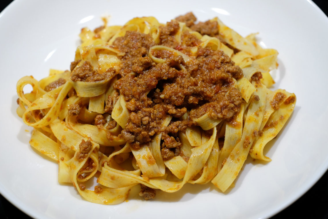 Bolognese-kastiketta ja tagliatelle-pastaa lautasella